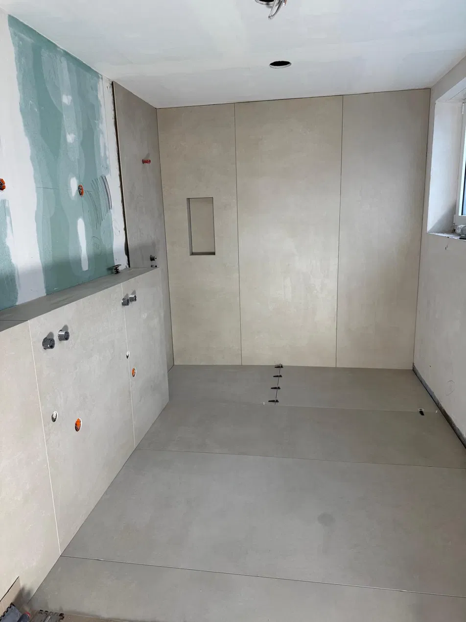 Badezimmer mit großformatigen Fliesen und Nische
