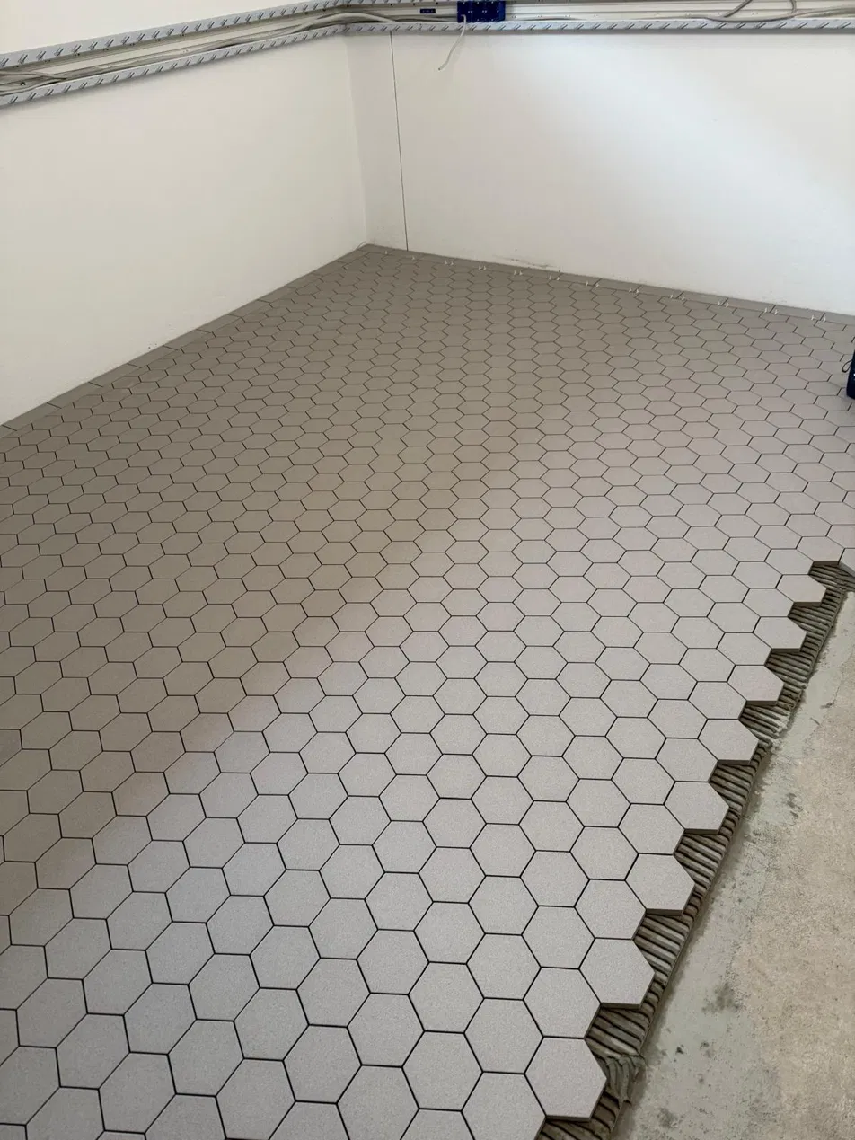 Sechseckige Mosaikfliesen auf einem Boden